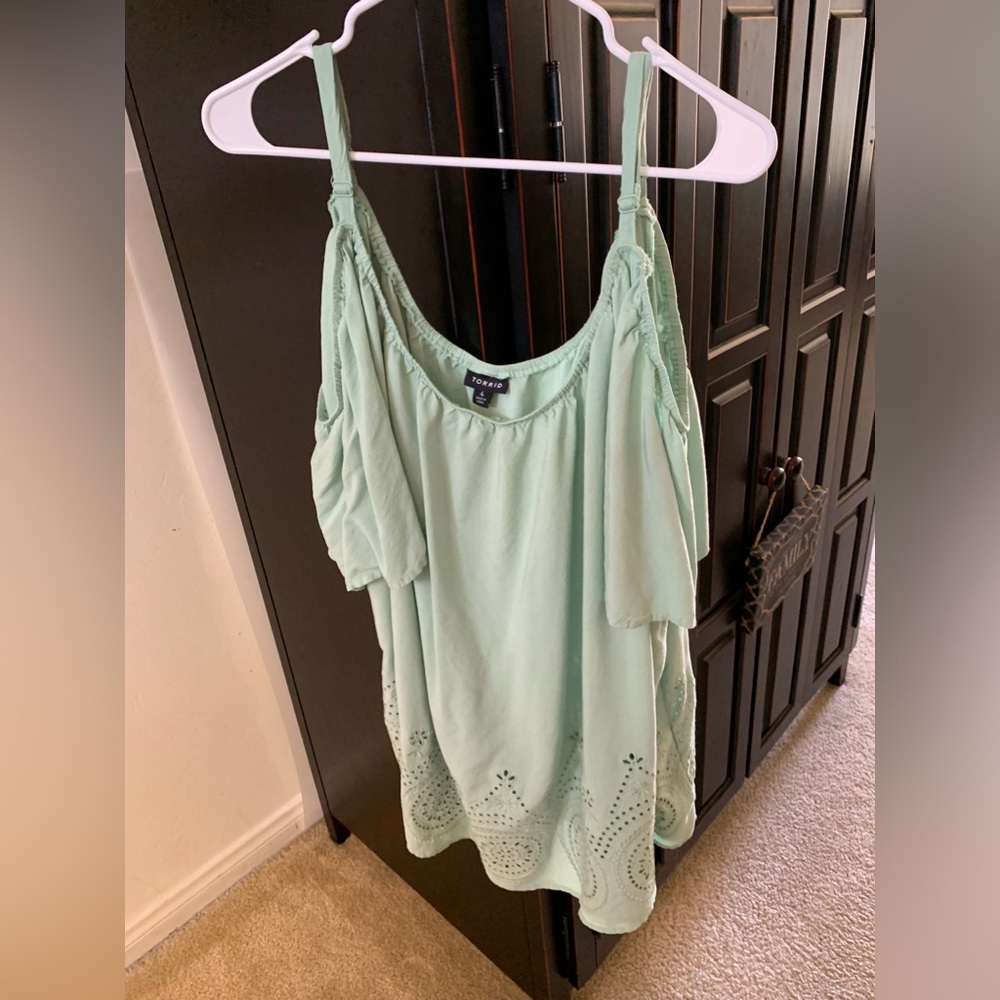 Torrid Women’s 4X Open Shoulder Top Green Rayon Adjustable Straps Eyelet Cottage